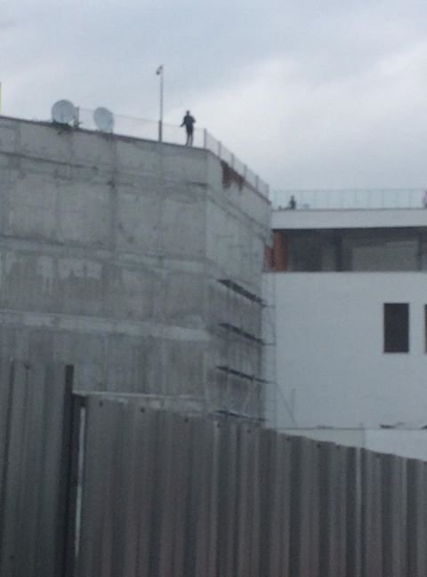 OTOPARKIN ÇATISINDA İNTİHAR GİRİŞİMİ