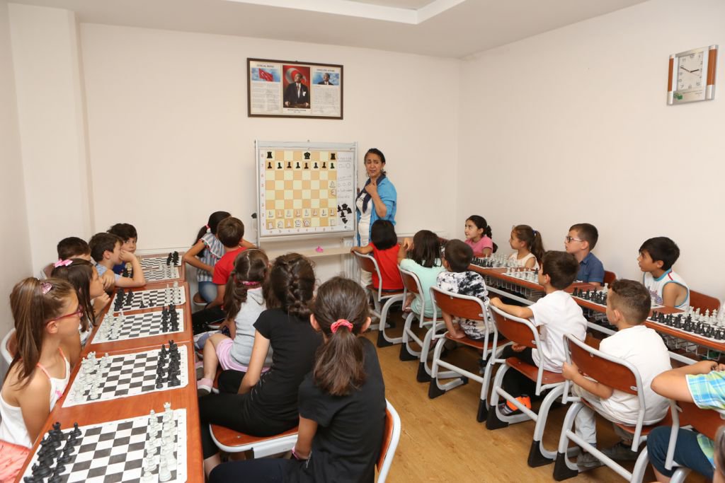 BELEDİYEDEN ÜCRETSİZ SATRANÇ KURSU