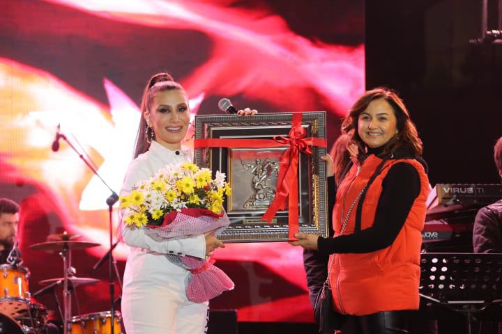 BİNLERCE KİŞİ KONSERE AKIN ETTİ