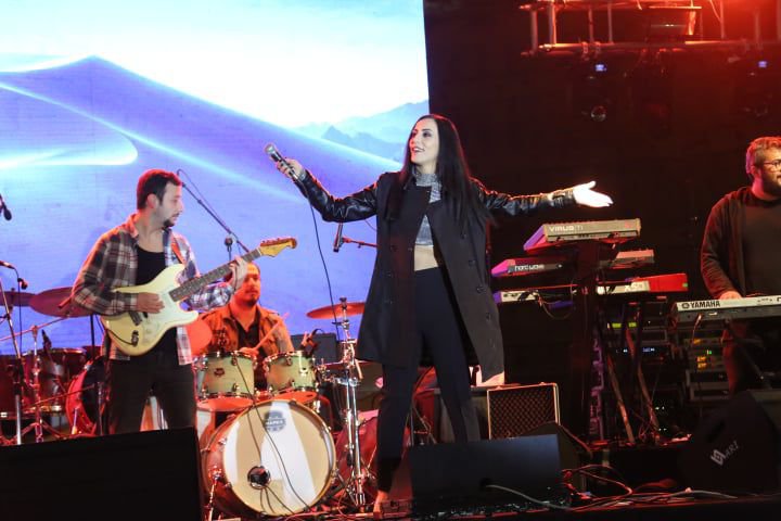 BİNLERCE KİŞİ KONSERE AKIN ETTİ