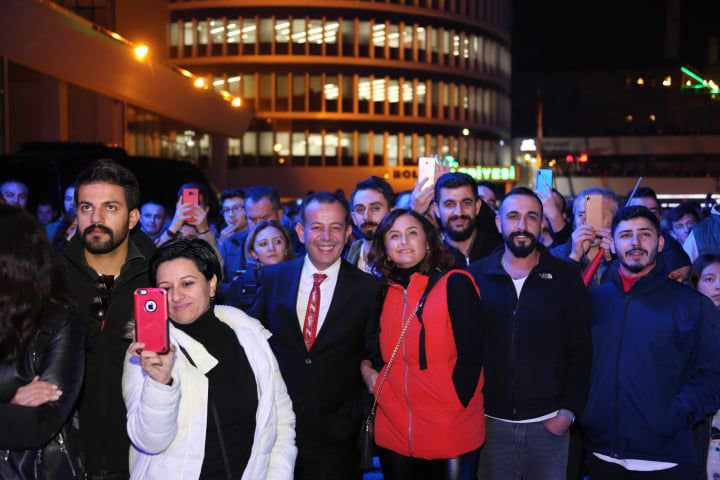 BİNLERCE KİŞİ KONSERE AKIN ETTİ