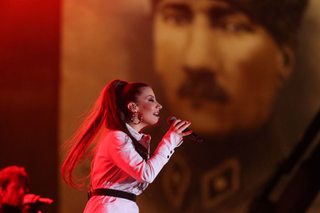 BİNLERCE KİŞİ KONSERE AKIN ETTİ