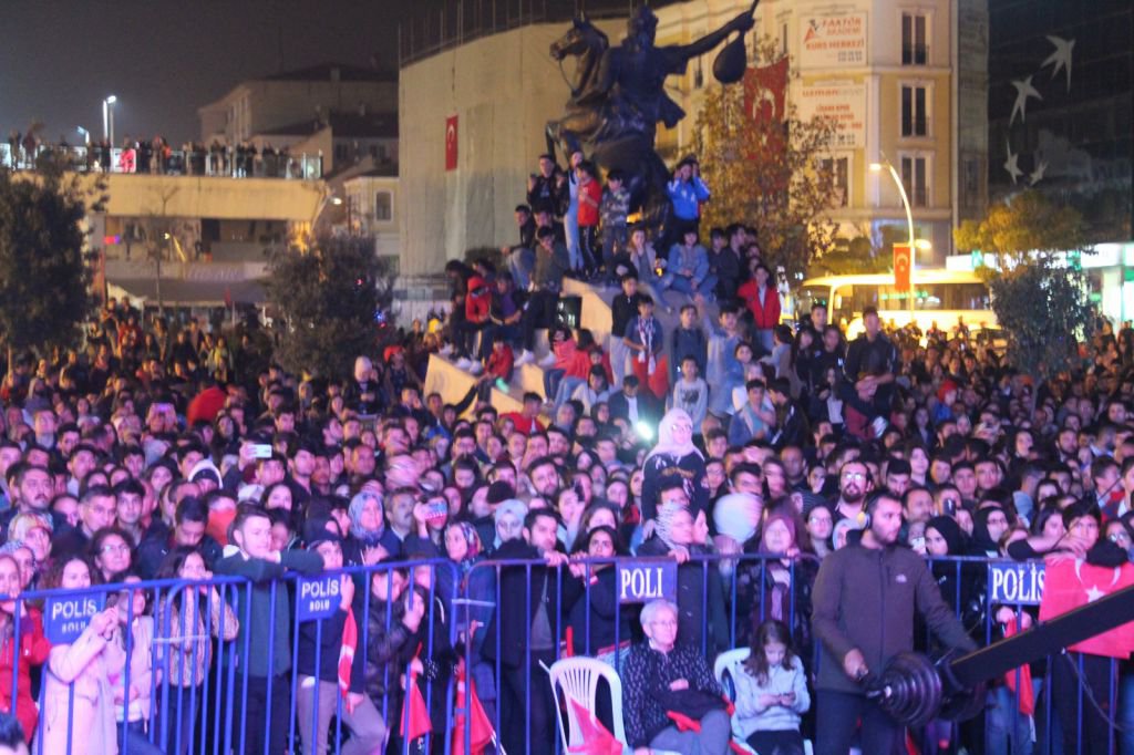 BİNLERCE KİŞİ KONSERE AKIN ETTİ