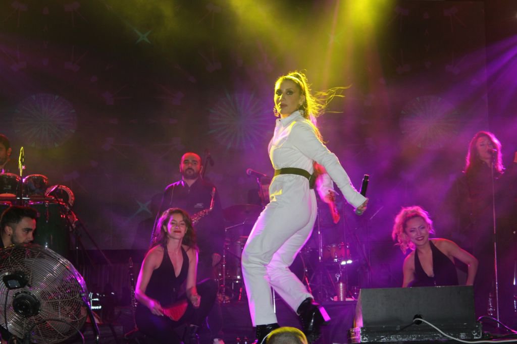 BİNLERCE KİŞİ KONSERE AKIN ETTİ