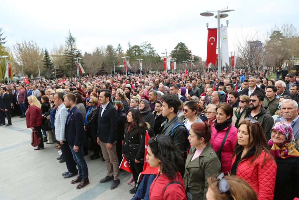 BİNLERCE KİŞİYLE ATA'YA SAYGI