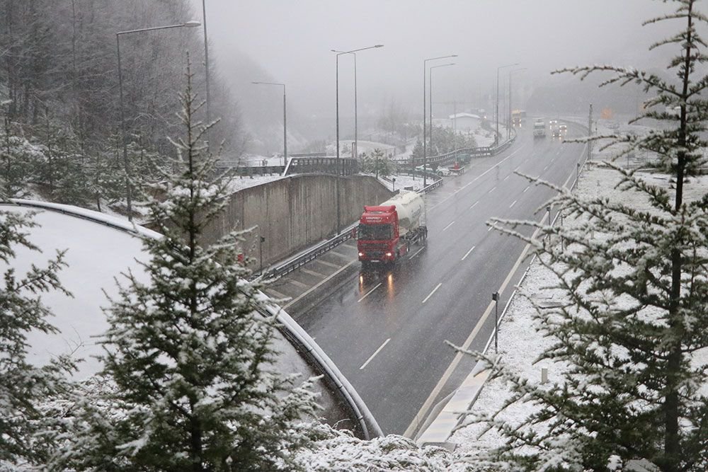 BOLU DAĞI'NDA KAR YAĞIŞI ETKİLİ OLUYOR