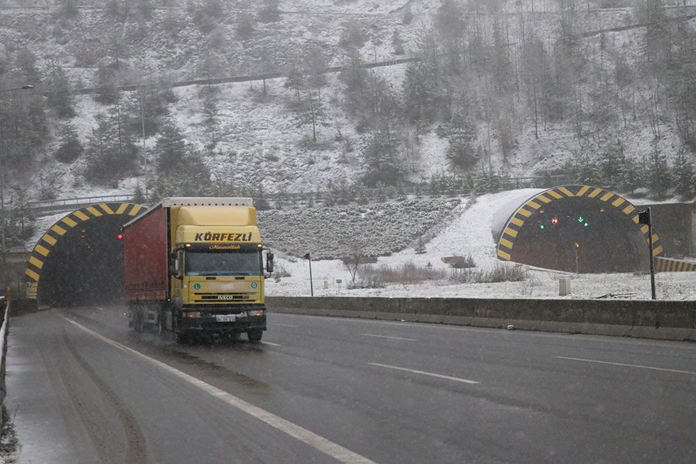 BOLU DAĞI'NDA KAR YAĞIŞI ETKİLİ OLUYOR