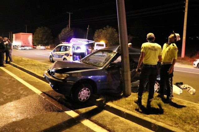 DİREĞE ÇARPARAK DURDU...