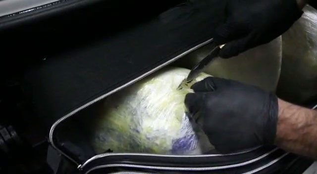 UYUŞTURUCU TAŞIYAN POLİS YAKALANDI