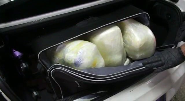 UYUŞTURUCU TAŞIYAN POLİS YAKALANDI