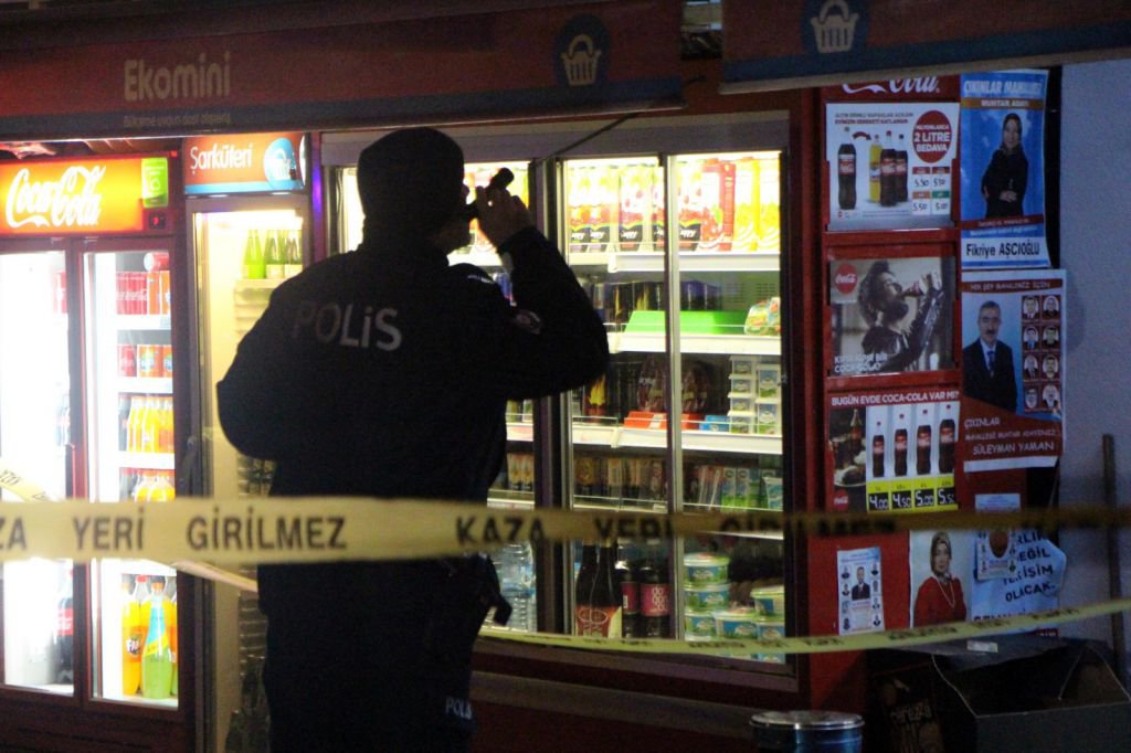 CEZAYI DUYDU, POMPALIYLA MARKETİ BASTI