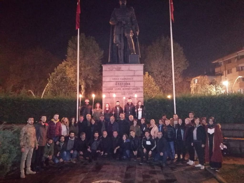 CHP'Lİ GENÇLERDEN ATA NÖBETİ