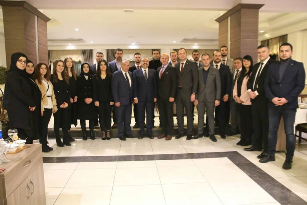 CUMHUR'DAN GÖVDE GÖSTERİSİ