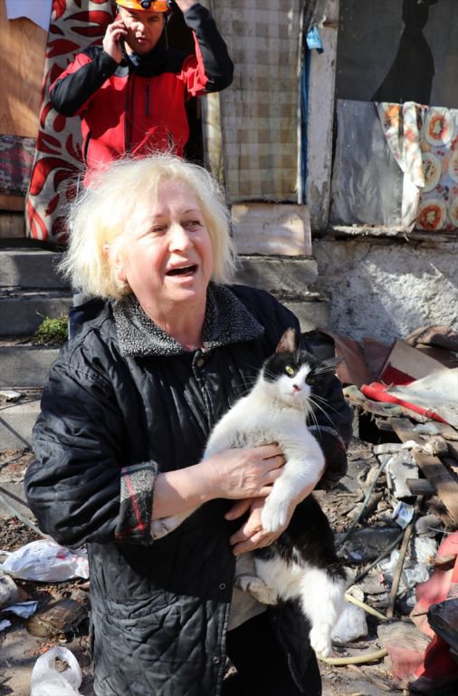 MİNİK KEDİ DEFİNECİLERİ İFŞA ETTİ