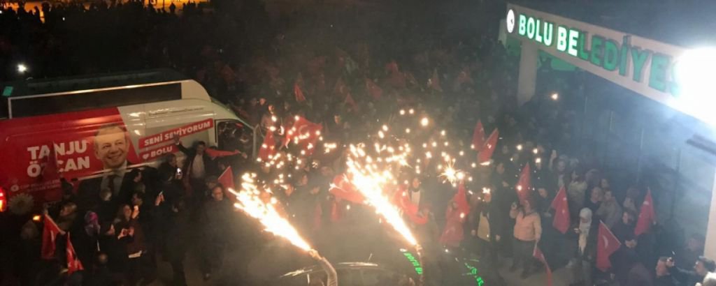 DEMOKRASİ MEYDANI'NDA BÜYÜK COŞKU