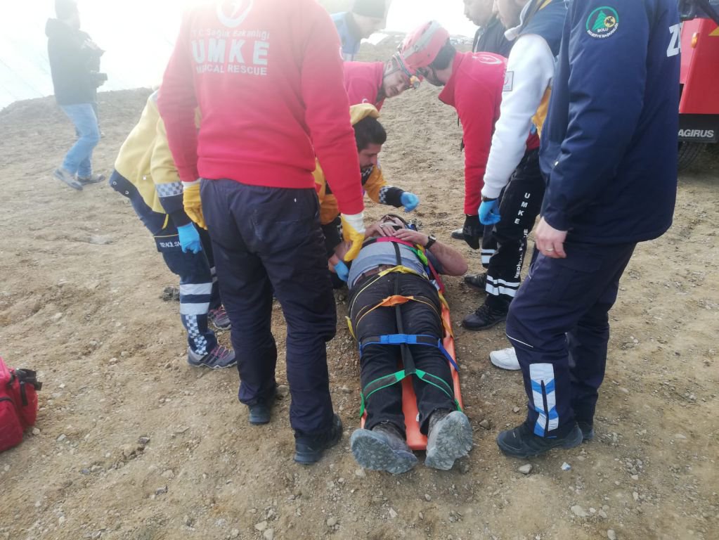 DEVRİLEN ÇÖP KAMYONUNA SIKIŞTI