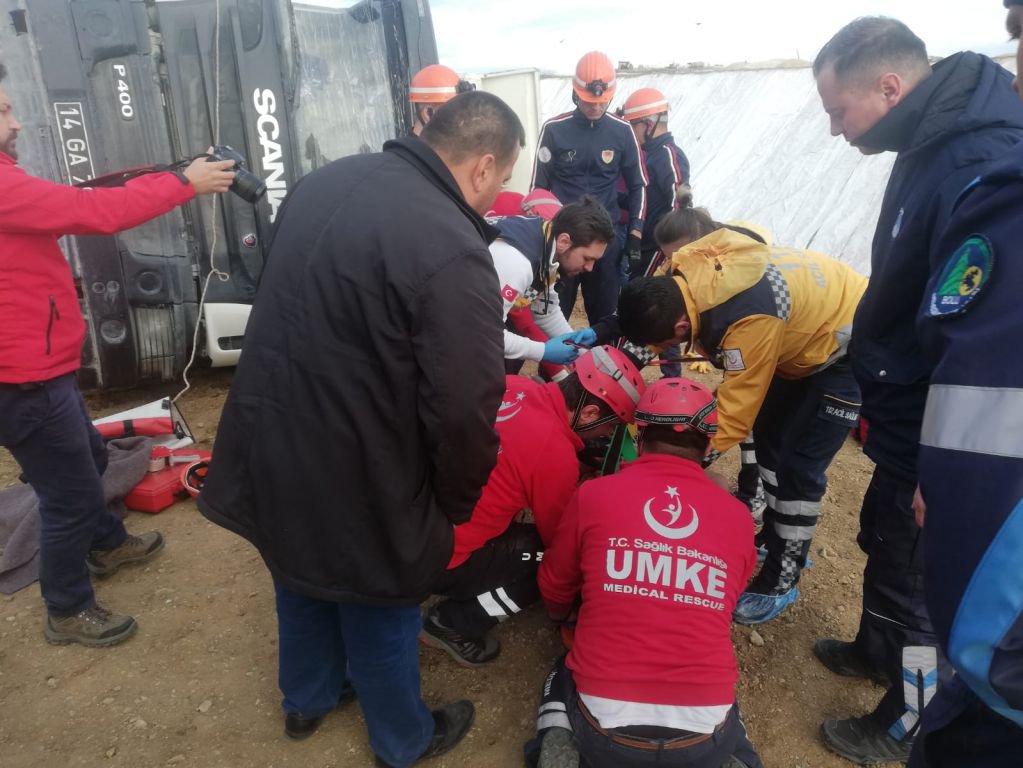 DEVRİLEN ÇÖP KAMYONUNA SIKIŞTI