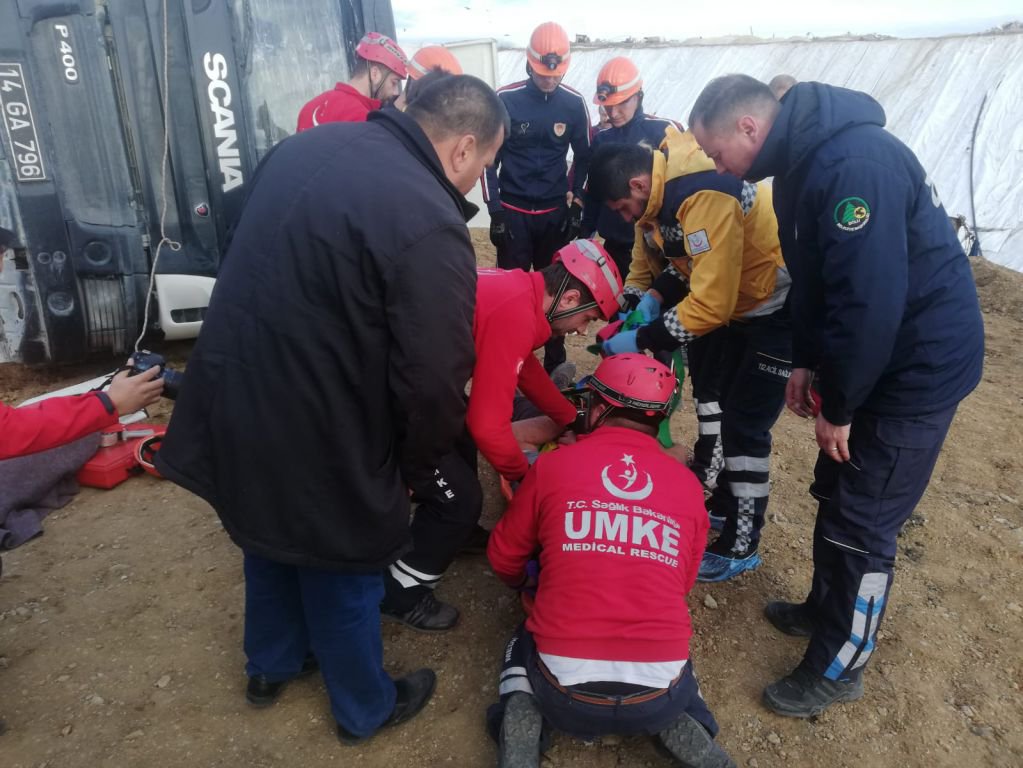 DEVRİLEN ÇÖP KAMYONUNA SIKIŞTI