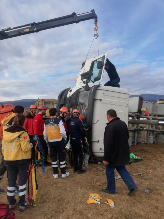 DEVRİLEN ÇÖP KAMYONUNA SIKIŞTI