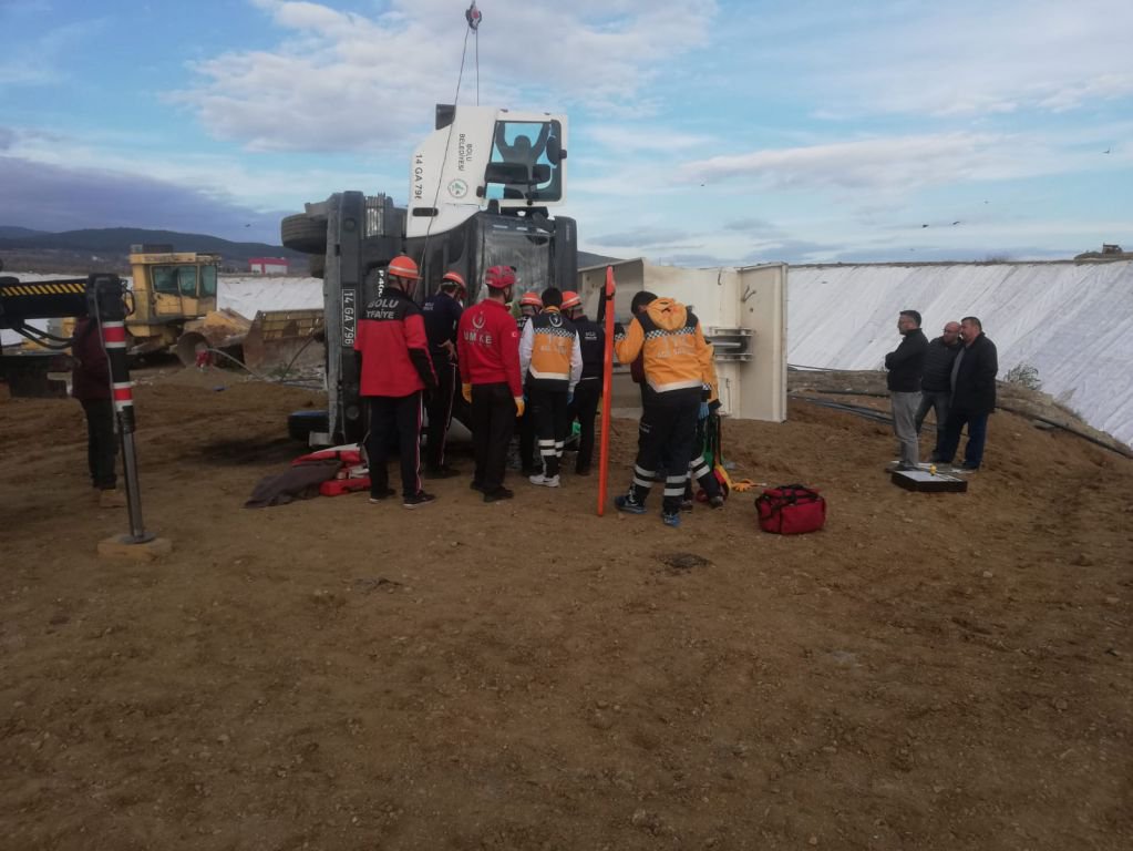 DEVRİLEN ÇÖP KAMYONUNA SIKIŞTI