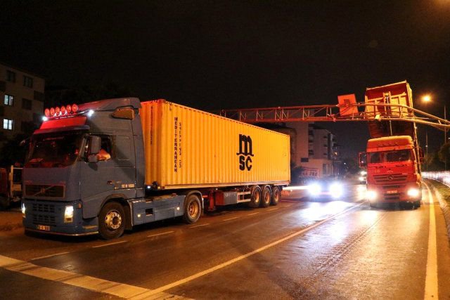 DORSE AÇIK KALDI, ÜST GEÇİDE TAKILDI