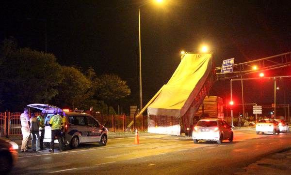 DORSE AÇIK KALDI, ÜST GEÇİDE TAKILDI