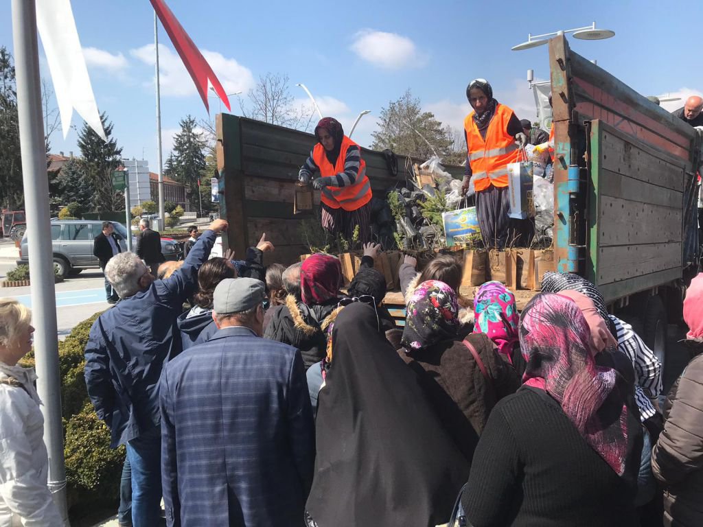 21 MART DÜNYA ORMANCILIK HAFTASI NEDENİYLE FİDAN DAĞITILDI