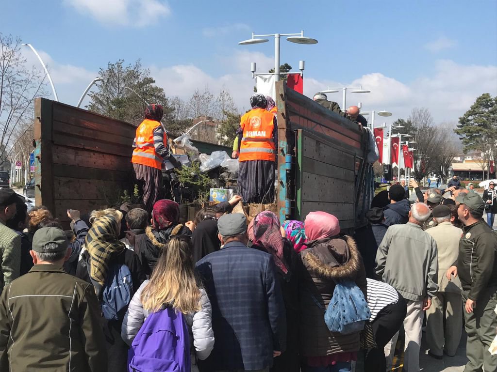 21 MART DÜNYA ORMANCILIK HAFTASI NEDENİYLE FİDAN DAĞITILDI
