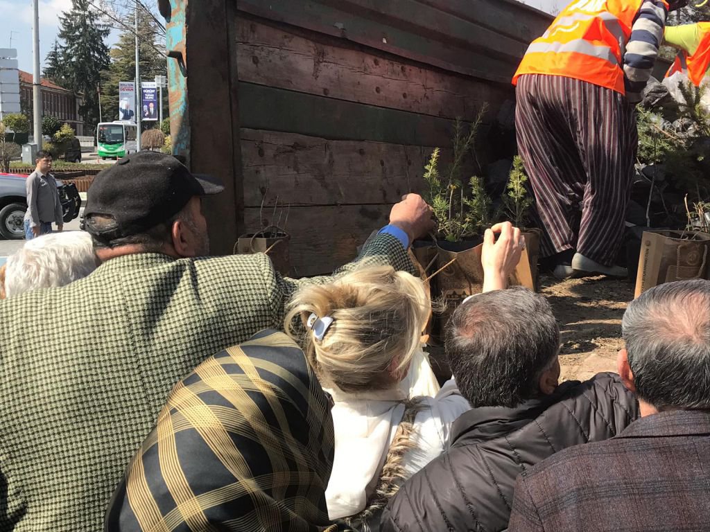 21 MART DÜNYA ORMANCILIK HAFTASI NEDENİYLE FİDAN DAĞITILDI