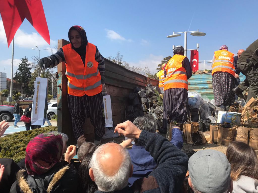 21 MART DÜNYA ORMANCILIK HAFTASI NEDENİYLE FİDAN DAĞITILDI