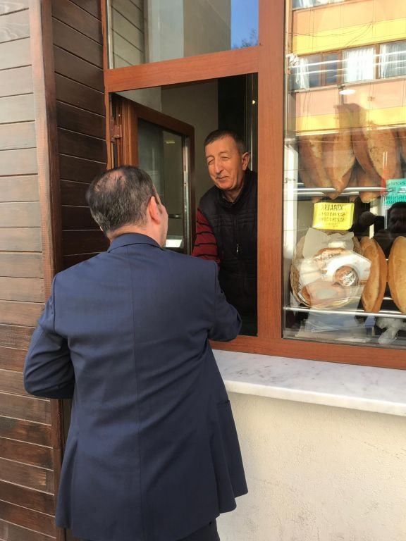 ESNAFIN AYAĞINA GİTTİ, DERT DİNLEDİ