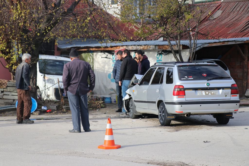 TİCARİ ARAÇ EVİN BAHÇESİNE UÇTU