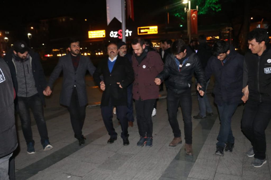 FATİH METİN GENÇLERLE HORON TEPTİ