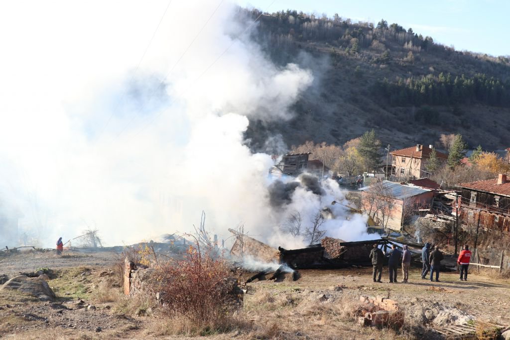 FECİ YANGINDA KÜLE DÖNDÜ