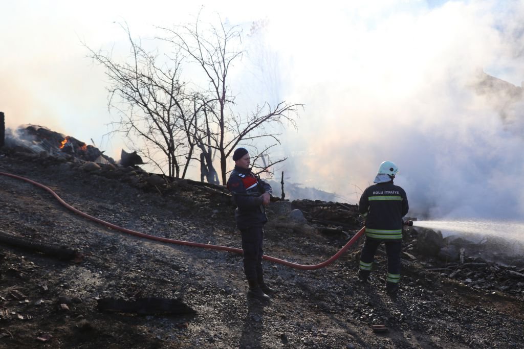 FECİ YANGINDA KÜLE DÖNDÜ