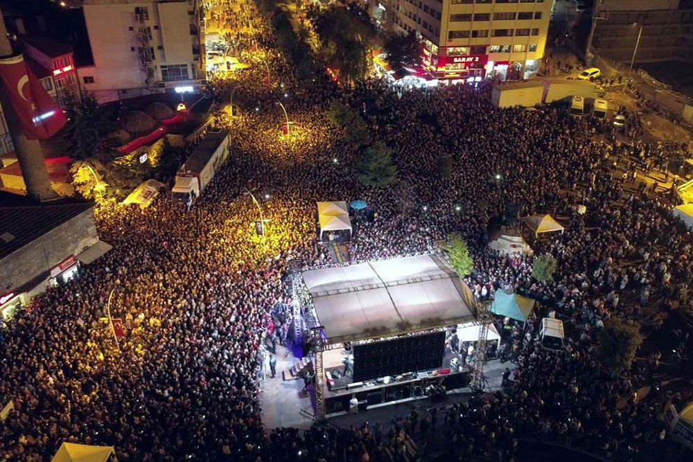 HALUK LEVENT BİNLERCE KİŞİYİ COŞTURDU