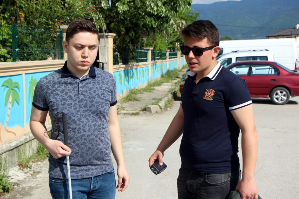 GÖRME ENGELLİ KUZENİ İÇİN CİHAZ YAPTI