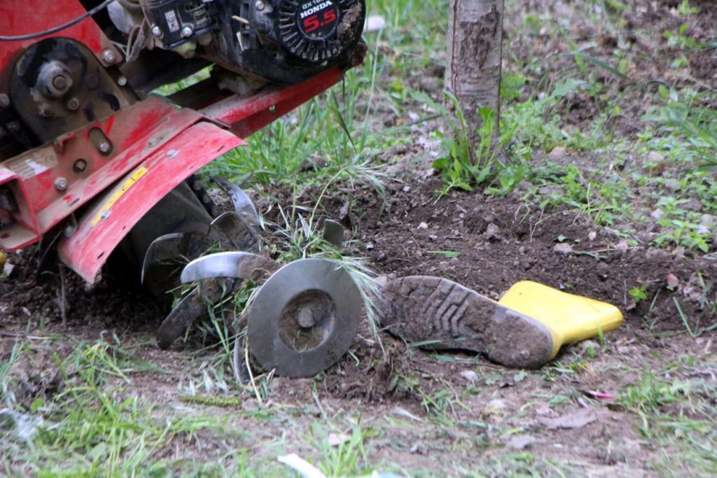 İKİ BACAĞINI MAKİNEYE KAPTIRDI