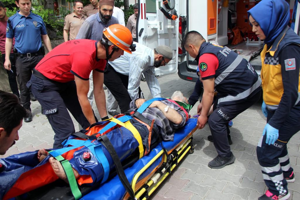 İKİ BACAĞINI MAKİNEYE KAPTIRDI