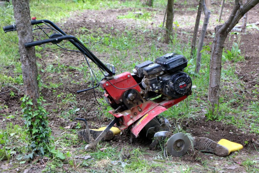 İKİ BACAĞINI MAKİNEYE KAPTIRDI