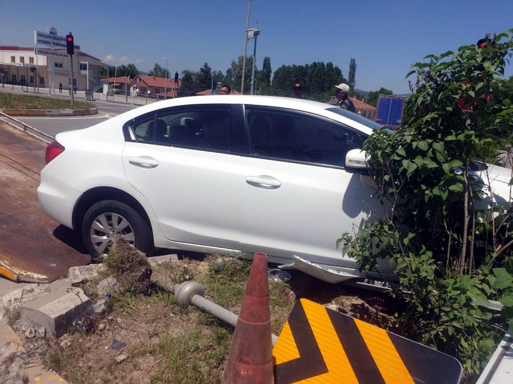 İKİ OTOMOBİL ÇARPIŞTI 4 YARALI