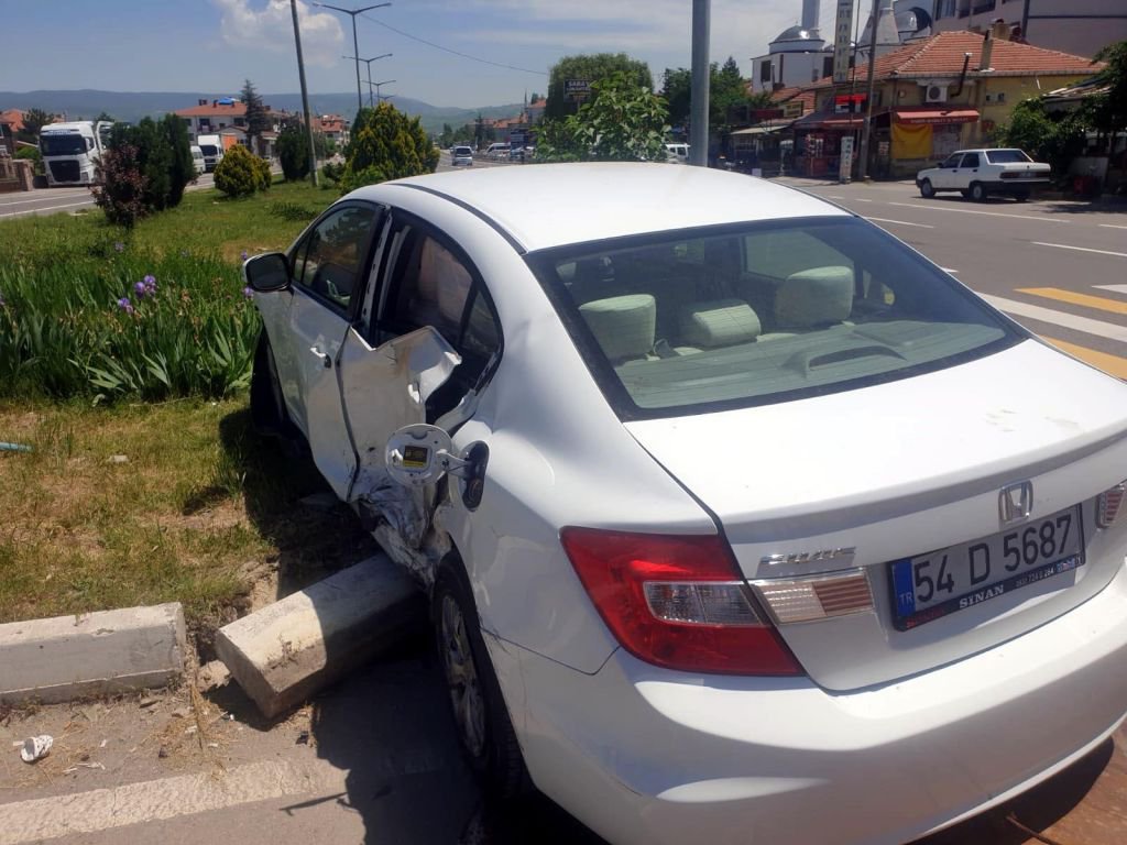 İKİ OTOMOBİL ÇARPIŞTI 4 YARALI