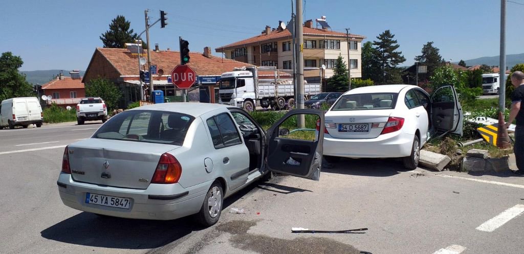 İKİ OTOMOBİL ÇARPIŞTI 4 YARALI