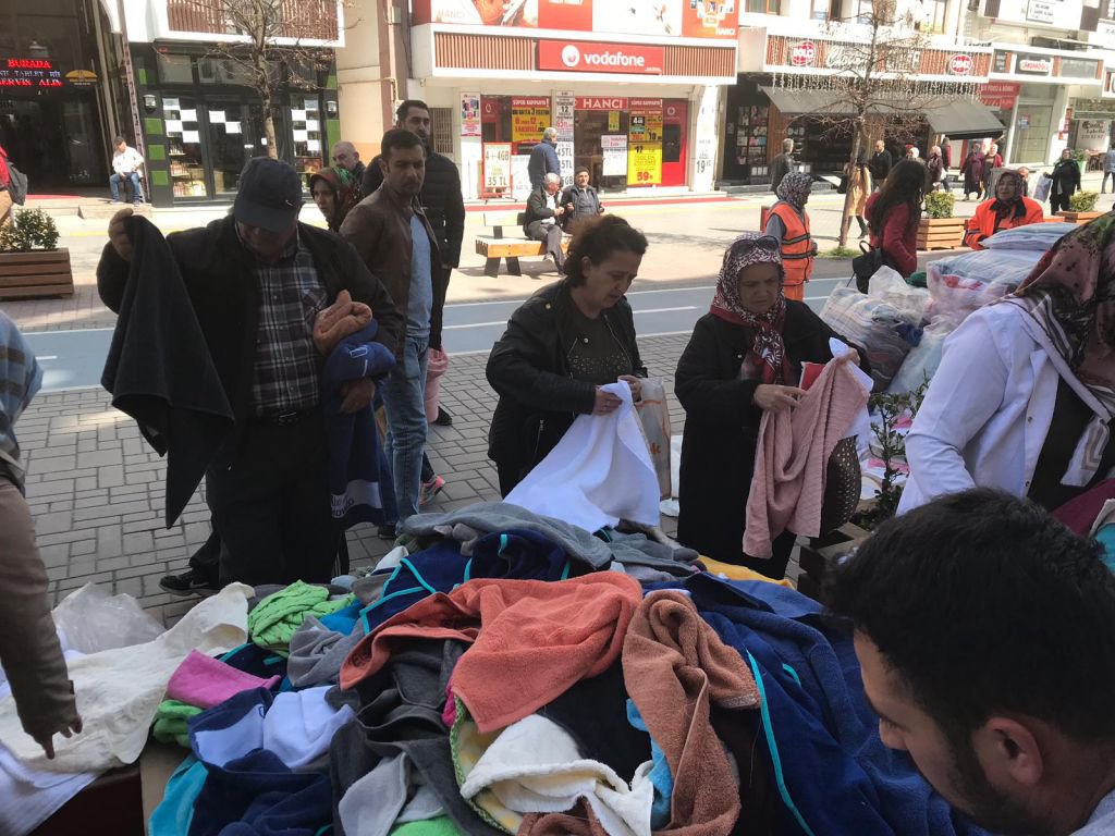 İNDİRİME KOŞAN VATANDAŞ İZDİHAMA NEDEN OLDU