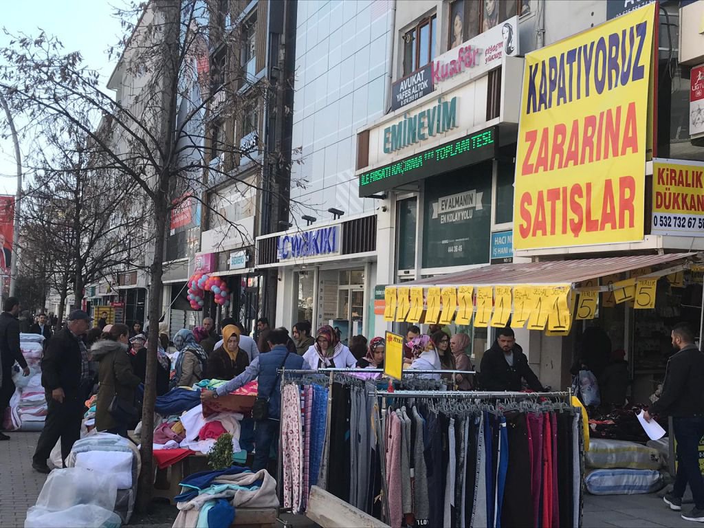 İNDİRİME KOŞAN VATANDAŞ İZDİHAMA NEDEN OLDU