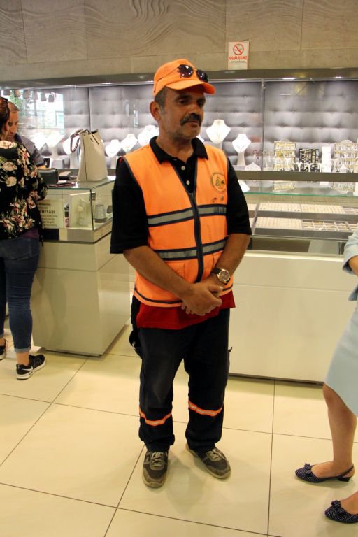 İNSANLIK ÖLMEMİŞ..