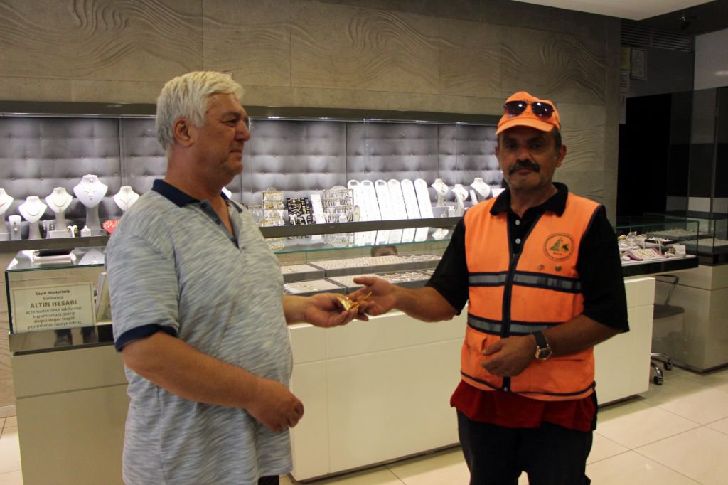 İNSANLIK ÖLMEMİŞ..