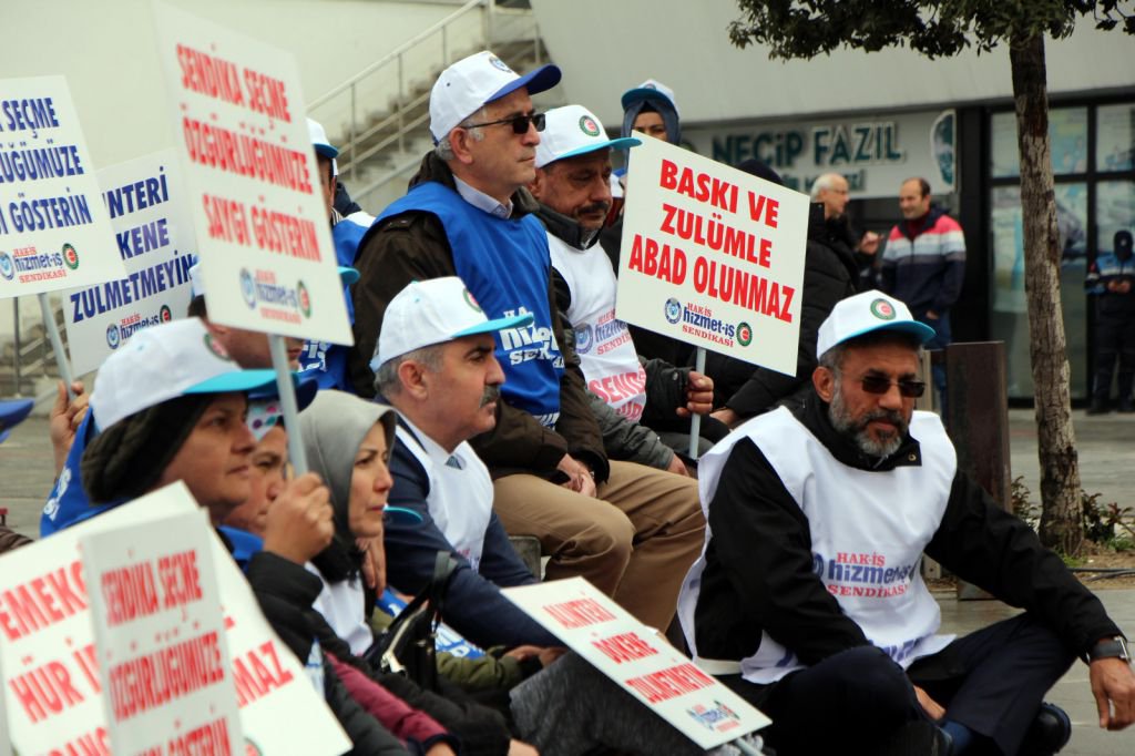 İŞÇİLER OTURMA EYLEMİNE BAŞLADI