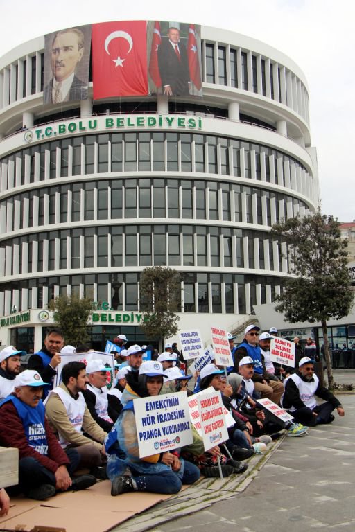 İŞÇİLER OTURMA EYLEMİNE BAŞLADI