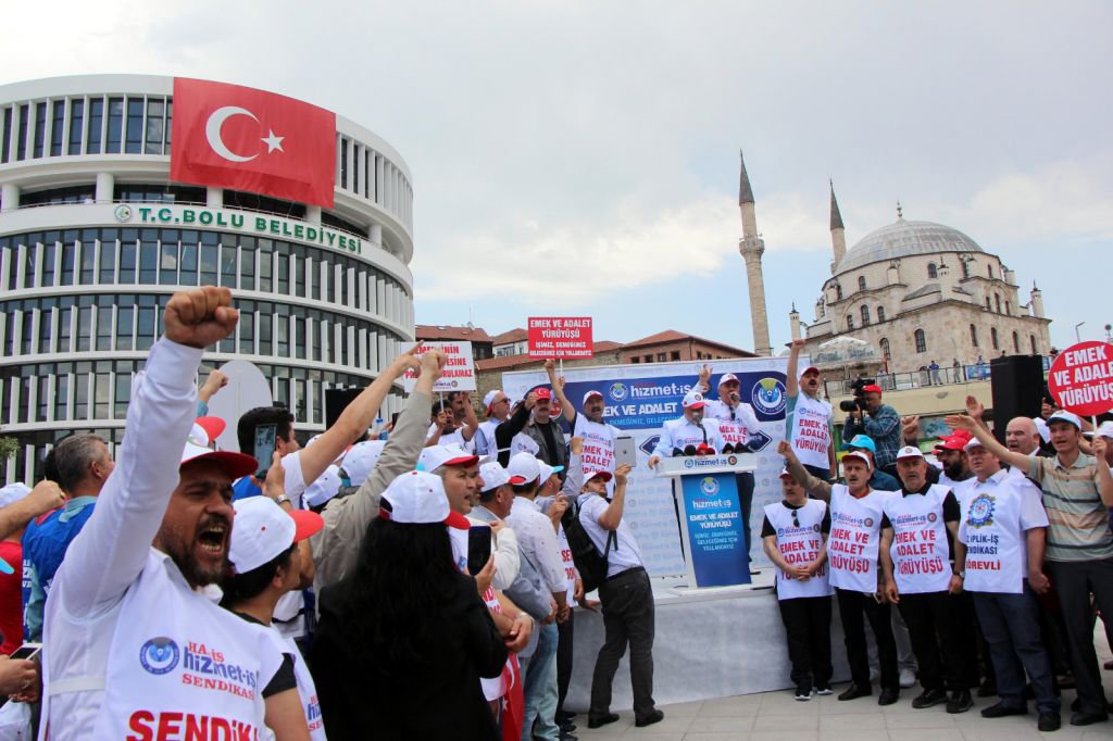 İŞÇİLER YOLA ÇIKTI..